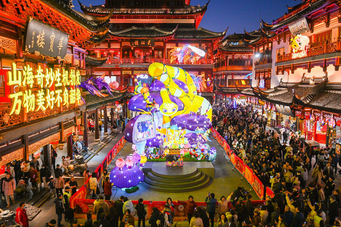 2025年1月1日，上海豫园，中心广场金色灵蛇吸引众多游客拍照。澎湃新闻记者 朱伟辉 图