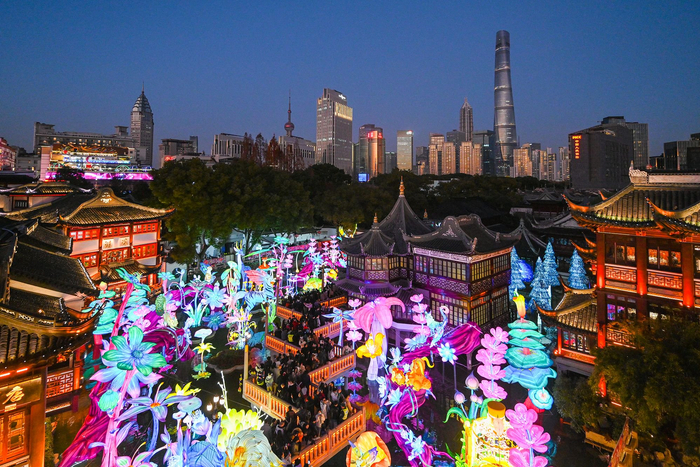 2025年1月1日，上海豫园，九曲桥上人头攒动。澎湃新闻记者 朱伟辉 图