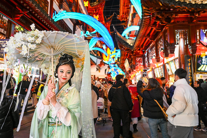 2025年1月1日，上海豫园，一位穿着汉服的游客在拍照打卡。澎湃新闻记者 朱伟辉 图