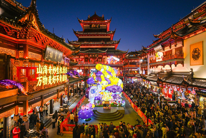 2025年1月1日，上海豫园，中心广场“天地人和，金蛇献瑞”灯组吸引众多游客。澎湃新闻记者 朱伟辉 图