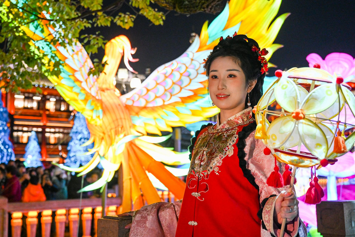 2025年1月1日，上海豫园，游客在拍照打卡。澎湃新闻记者 朱伟辉 图