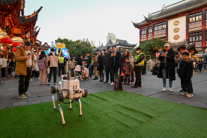 2025年1月1日，上海豫园，黄浦公安新投入的巡逻机器狗在现场试用。澎湃新闻记者 朱伟辉 图