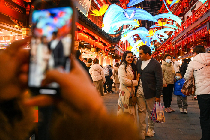 2025年1月1日，上海豫园，外籍游客在拍照打卡。澎湃新闻记者 朱伟辉 图