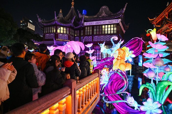 2025年1月1日，上海豫园，游客在九曲桥上赏灯。澎湃新闻记者 朱伟辉 图