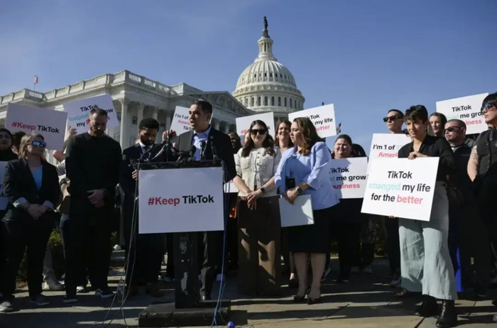 图｜美国会大厦外的TikTok支持者