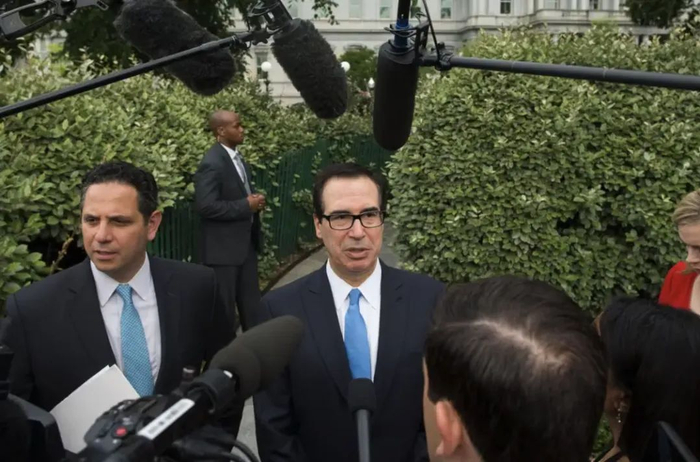 图｜萨耶格与前财政部长姆努钦