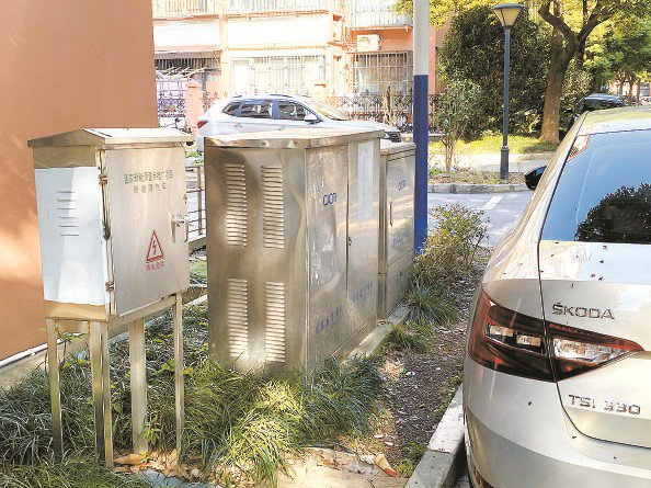             居民在小区安装自建充电桩很普遍 李晓明 摄          