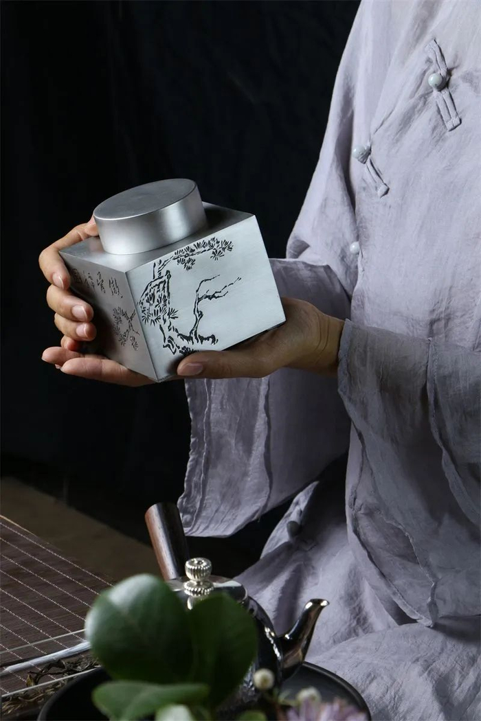 旅居个旧，可以在每年三月走进加级寨梨花谷、哨冲，仿佛误入一个雪白的世界，枝头绽放的点点梨花，带来人间好春色。