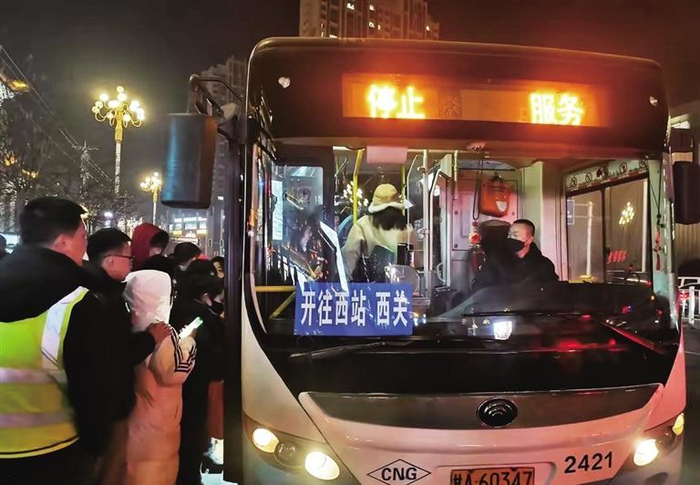     兰州公交保障市民跨年夜安全便捷出行