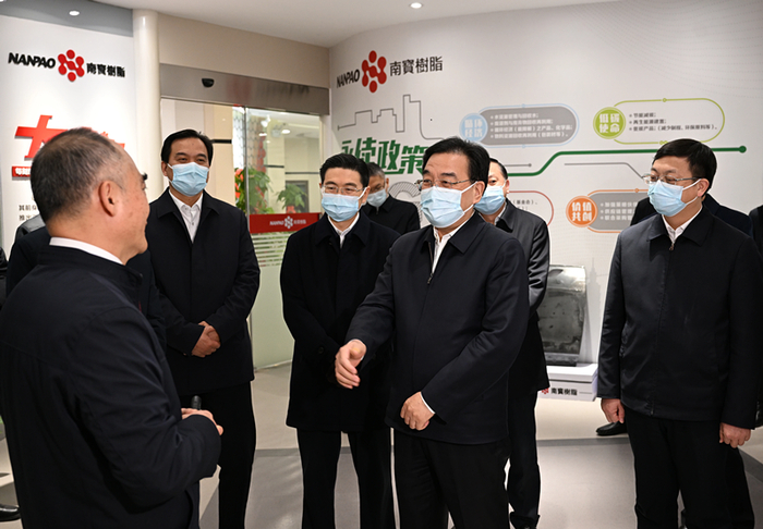 2023年2月2日，信长星在南宝树脂调研。图片来源：交汇点新闻