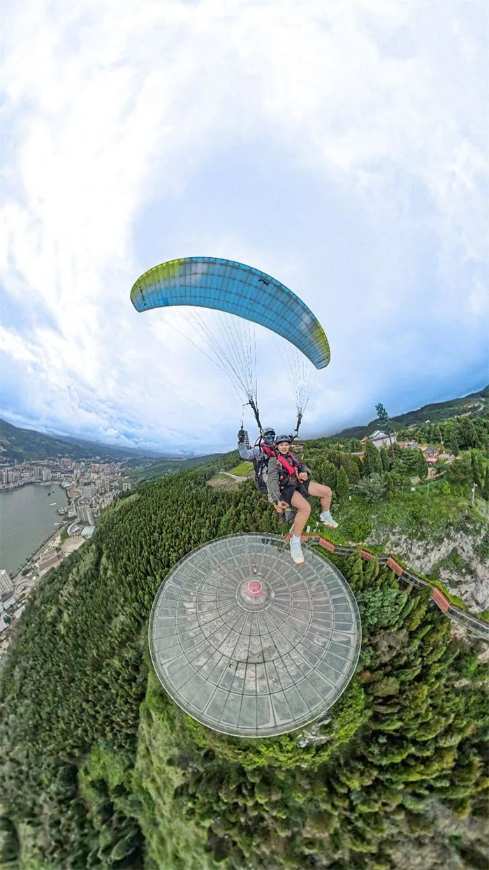 可以在山顶采摘草莓、樱桃，品尝季节的馈赠。