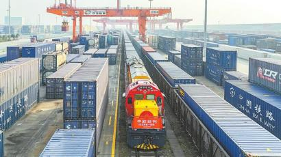 一月一日，一列始发于意大利皮亚琴察的中欧班列，满载家具、红酒、精密仪器等货品，抵达成都国际铁路港。白桂斌摄（C视觉）