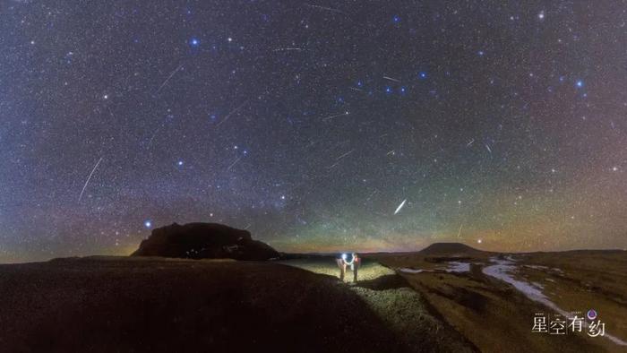 2022年1月4日在内蒙古乌兰哈达火山群拍摄的象限仪座流星雨（多张叠加）。（罗弘扬摄，星联CSVA供图）