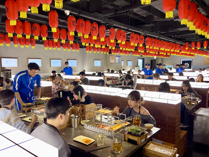 韩国游客在“很久以前”羊肉串店用餐