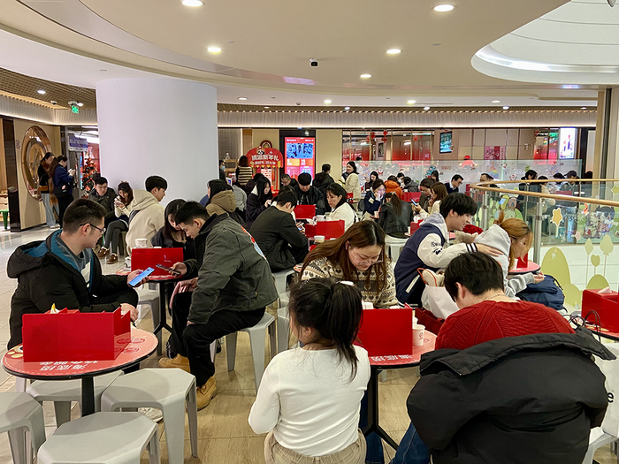 海底捞火锅店有许多客人在等位，其中不乏外国人。