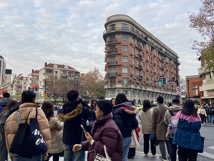 众多游客打卡武康大楼
