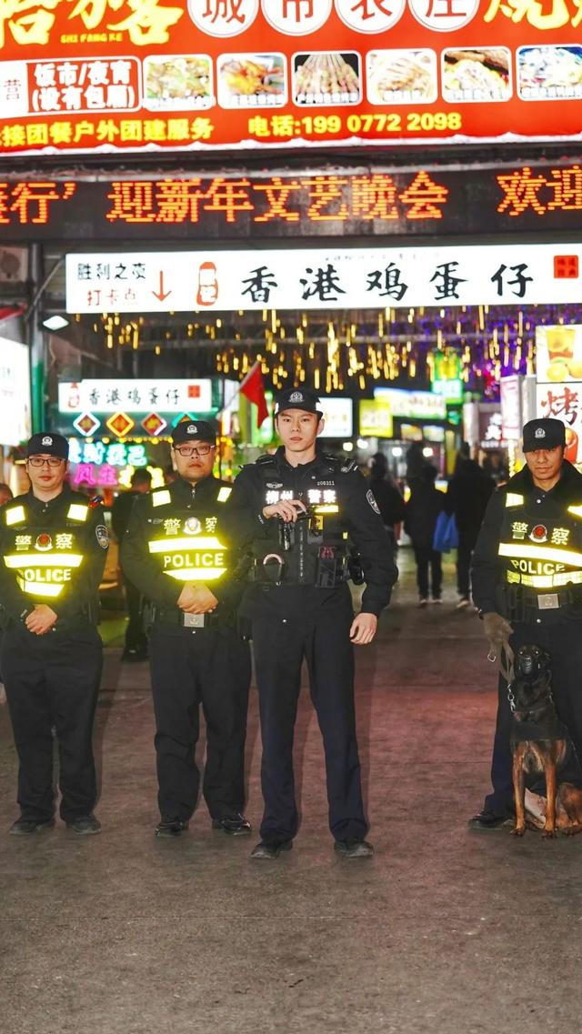 胜利派出所民警唐若然（中）在胜利夜市带队巡逻，警犬嗨皮（happy）也是远近闻名的网红。唐绍怡 摄