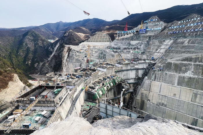 2024年12月18日，东庄水利枢纽大坝正在施工。高泽鹏摄