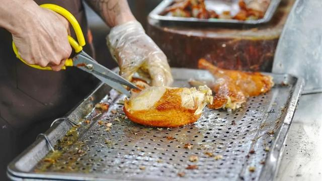 高炉柴烧烤鸡，烤鸡有荔枝木香味。唐绍怡 摄