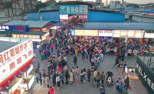 傍晚时分，食客们已迫不及待地在胜利夜市聚集。覃科 摄