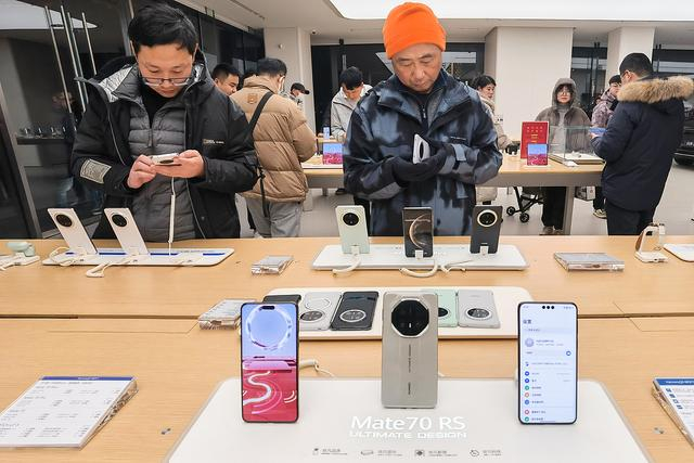 2025年1月1日，苏州，位于仁恒仓街的华为智能生活馆内人头攒动，不少消费者前来选购和体验新款手机。视觉中国 图
