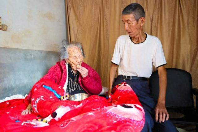 儿子黄春风为母亲林蛇母送上水饺