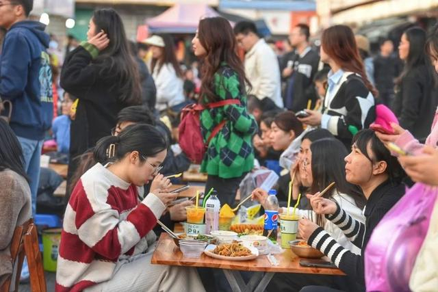 胜利夜市内的外地游客颇多，大家排队等餐井然有序。 覃科 摄