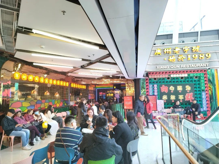 粤·向群饭店（北京路第六分店），不少市民在排队等位。