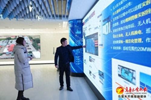 　　在乌鲁木齐天耀伟业信息技术服务有限公司，工作人员正在接受企业的创新技术。记者唐红梅摄