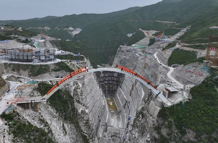 这是2024年5月31日拍摄的陕西东庄水利枢纽泾河大桥施工现场（无人机照片）。新华社记者 张博文 摄