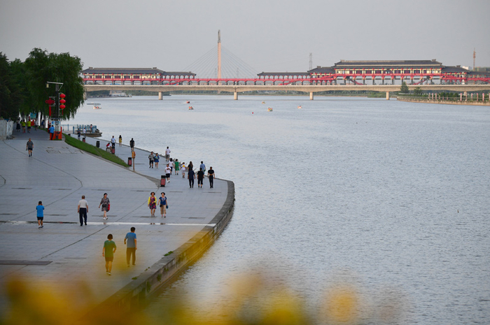 陕西咸阳市民在市区渭河岸边散步。新华社记者 邵瑞 摄