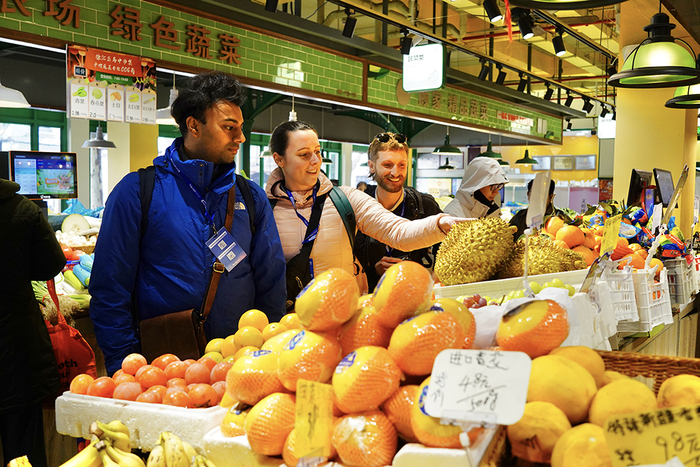 外国游客逛乌中市集