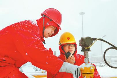 　　西南油气田公司员工在风雪中值守。