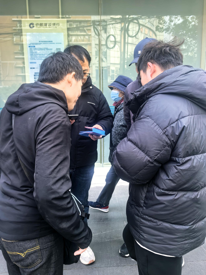 银行门口的“钞币”二手交易，时代周报记者摄。