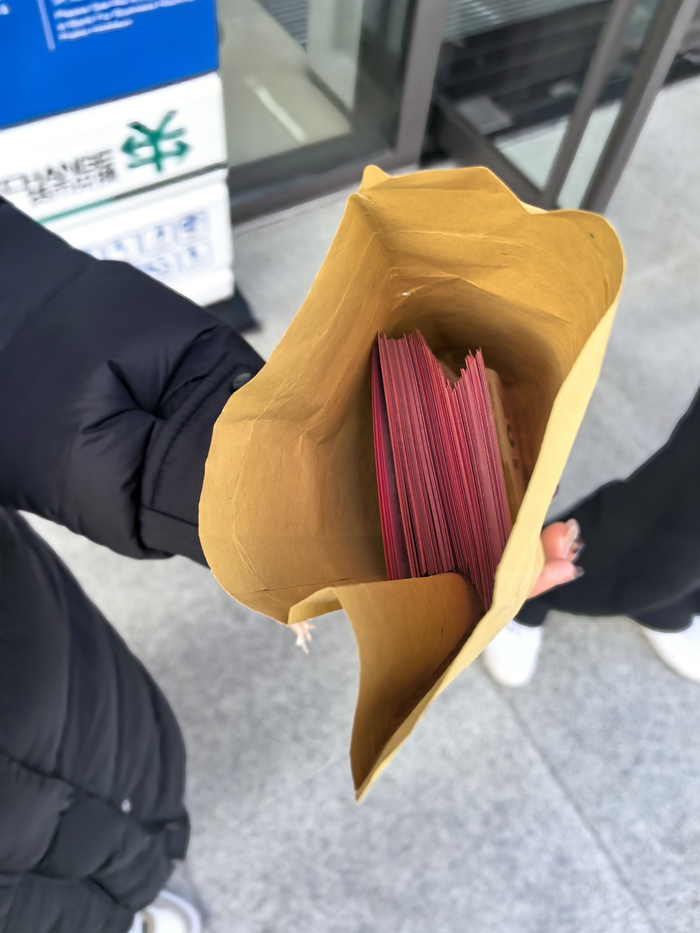 王先生一小时内收到的“蛇钞”，时代周报摄。