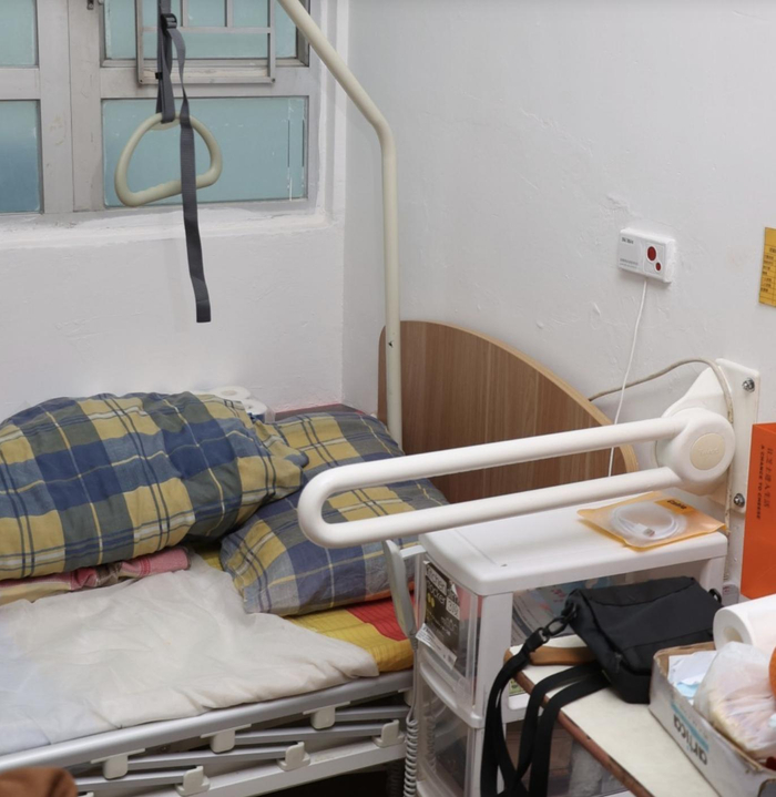 tvb绿叶住进养老院单间,月租两万没独立厕所,每月有4000元余钱