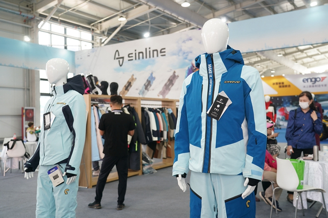 这是2023年9月15日在2023国际冬季运动（北京）博览会现场拍摄的滑雪服。新华社记者 任超 摄