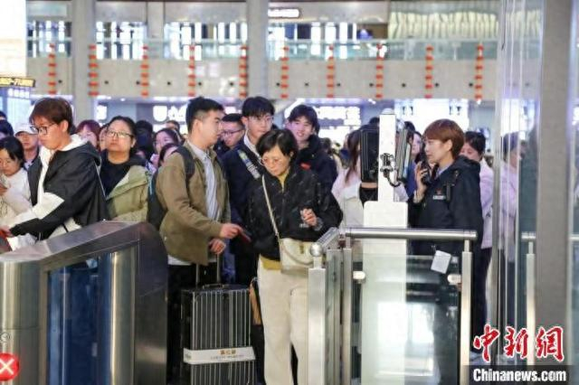 国铁太原局全力满足旅客出行需求。任丽娜 摄