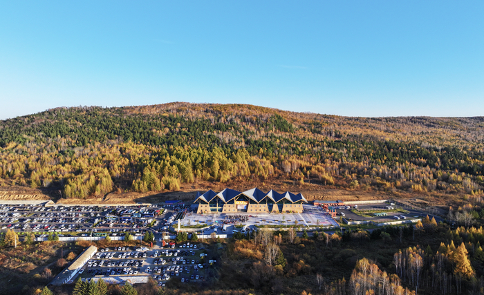 去年“十一”期间，汤旺河林海奇石景区停车场车满为患（图片由伊春市文化广电和旅游局提供）