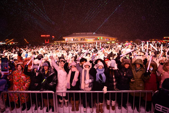 游客在中国雪乡体验雪地羽绒服蹦迪活动（图片由景区提供）