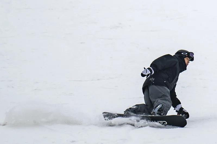 2024年12月26日，游客在湖北省巴东县绿葱坡滑雪场滑雪。新华社记者 伍志尊 摄