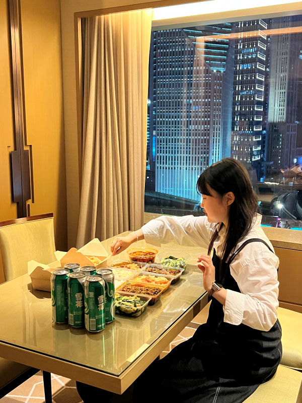 南宫惠智和朋友们在国金汇酒店公寓吃宵夜  图片来源：受访者提供