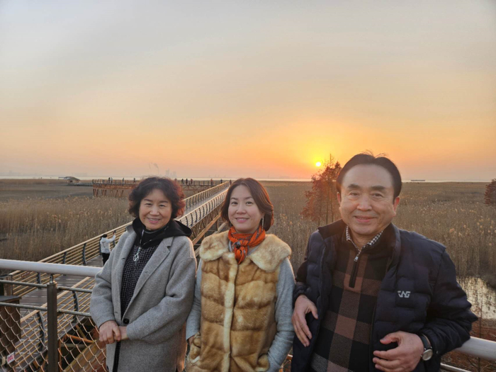 韩尚佑在崇明岛为家人拍下的合影  图片来源：受访者提供