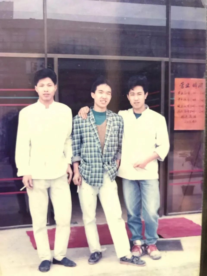 ▲右一为荣叔（1989年）