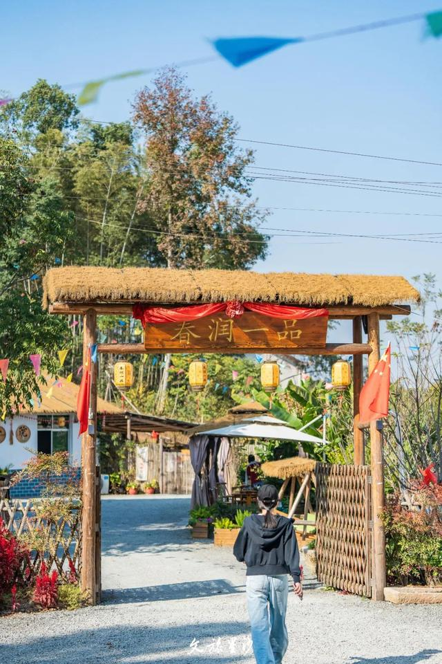 中午沿着107国道一路驱车抵达位于唐田新村的春润生态农庄，特色的农家菜肴满满地摆了一大桌，就等你来品尝啦。