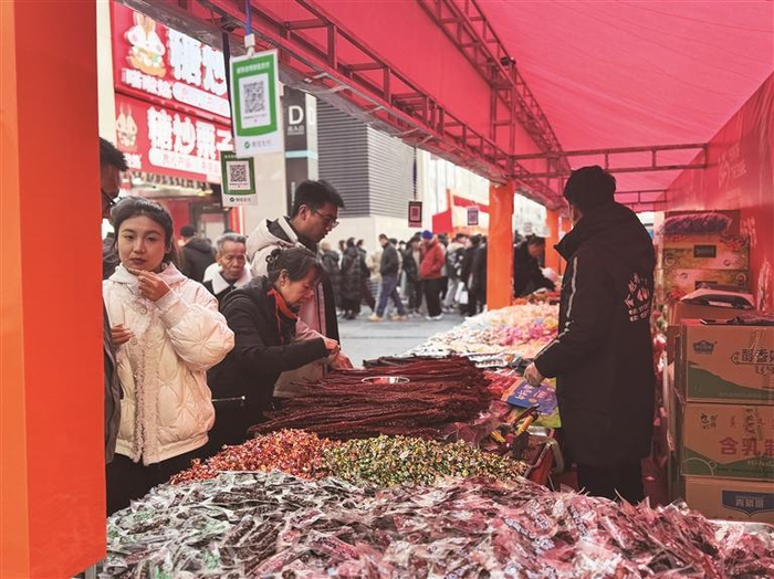     市民在年货节上选购商品