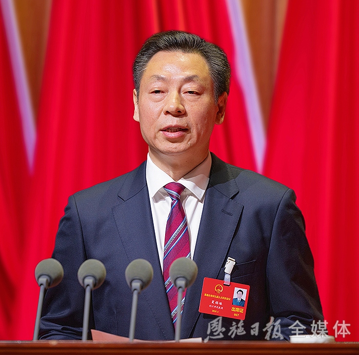 夏锡璠作政府工作报告。（恩施日报全媒体记者杜磊 摄）