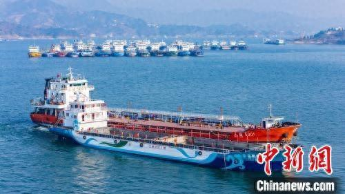 2024年12月30日，全国内河首艘纯电动清漂船“三峡护坝1号”在宜昌市秭归县下水。彭强 摄