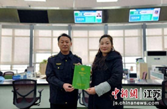 徐州沛县核发载明重污染天气排放限值的排污许可证。沛县生态环境局供图