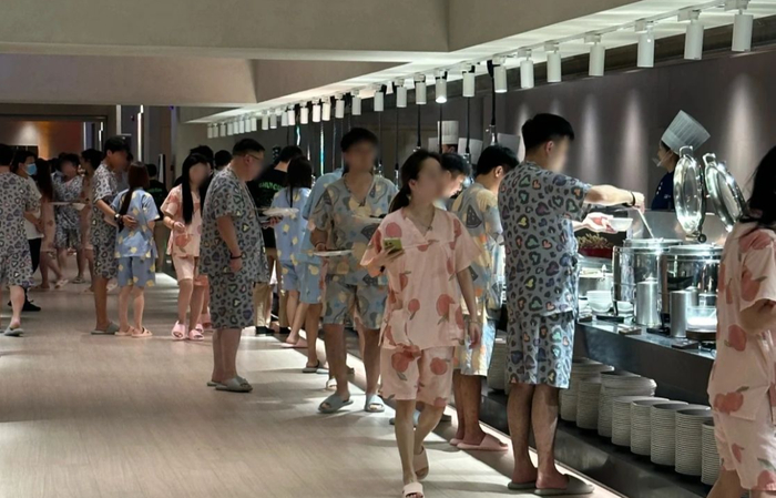 杭州洗浴中心，凌晨的餐饮区依旧人山人海。（图/@地球体验师）